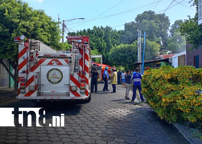 Foto: Bomberos Unidos controlan incendio en barrio Ducualí, Managua/ TN8