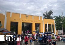 Foto: Seguridad acompañan a los visitantes en el Cementerio General, Managua/ TN8