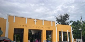 Foto: Seguridad acompañan a los visitantes en el Cementerio General, Managua/ TN8