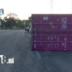 Momento de pánico: contenedor se desprende de una rastra en Ciudad Sandino Foto: Contenedor se desprende de rastra en Ciudad Sandino /TN8