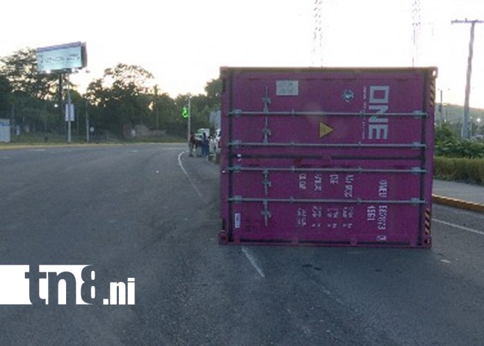 Foto: Contenedor se desprende de rastra en Ciudad Sandino /TN8
