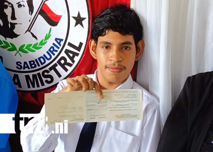 Foto: Joven con discapacidad celebra su logro educativo en Ocotal /TN8