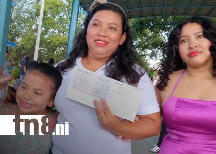 Foto: Entrega de bonos de bachiller en Managua / TN8