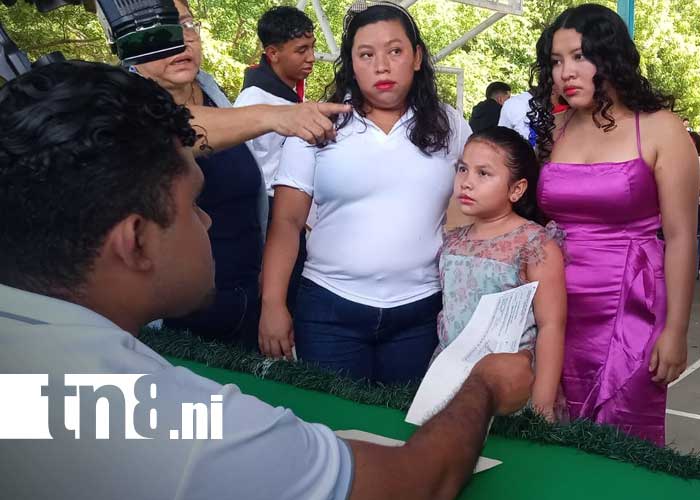 Foto: Entrega de bonos de bachiller en Managua / TN8