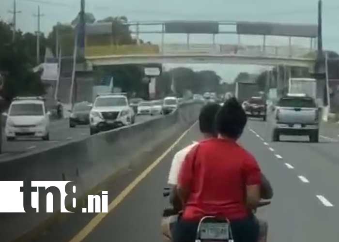 Foto: Trío de irresponsables en moto cerca de Ciudad Sandino / TN8