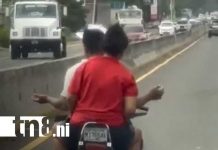 Foto: Trío de irresponsables en moto cerca de Ciudad Sandino / TN8