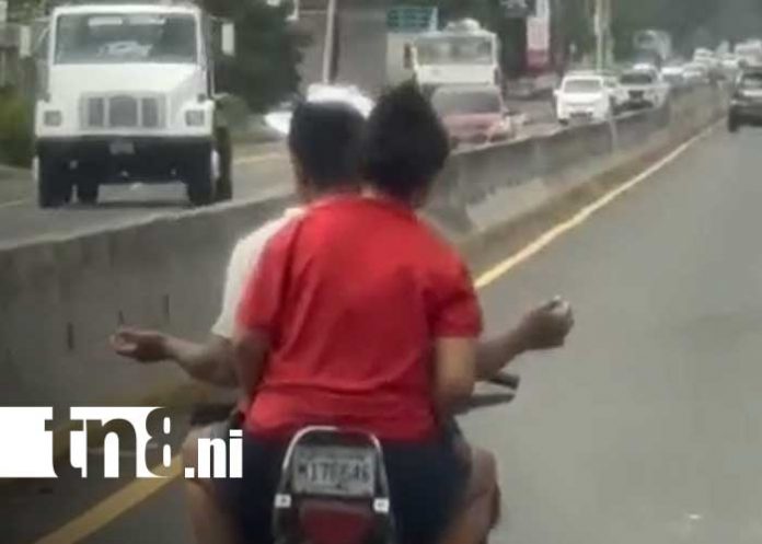 Foto: Trío de irresponsables en moto cerca de Ciudad Sandino / TN8