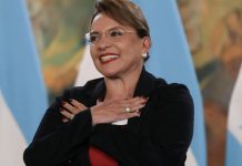 Xiomara Castro vota y asegura que Honduras “está lista para despegar”