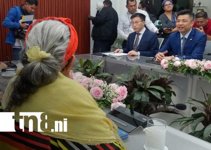 Foto: Embajador de China en Nicaragua con diputados de Nicaragua / TN8