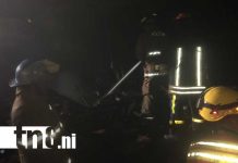 Tras horas de ardua labor, bomberos apagan incendio en una carpintería de Diriamba Foto: Bomberos controlan incendio en carpintería de Diriamba, Carazo / TN8