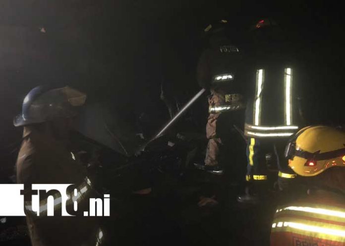 Foto: Bomberos controlan incendio en carpintería de Diriamba, Carazo / TN8