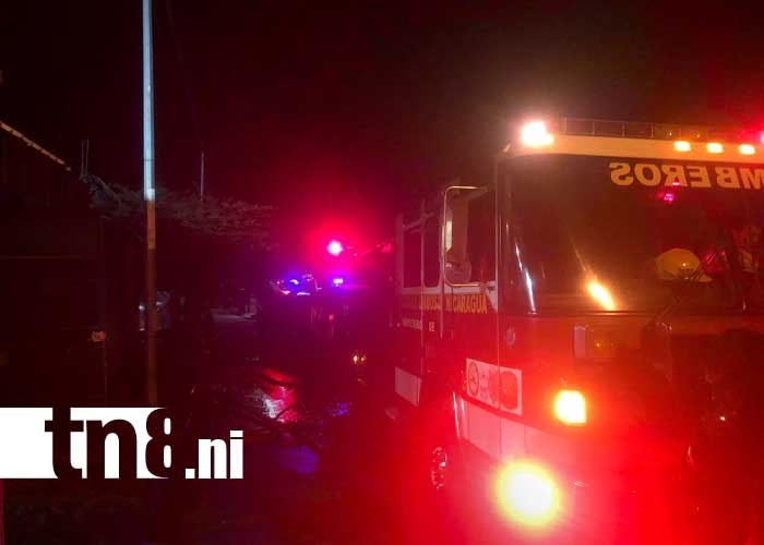 Foto: Bomberos controlan incendio en carpintería de Diriamba, Carazo / TN8