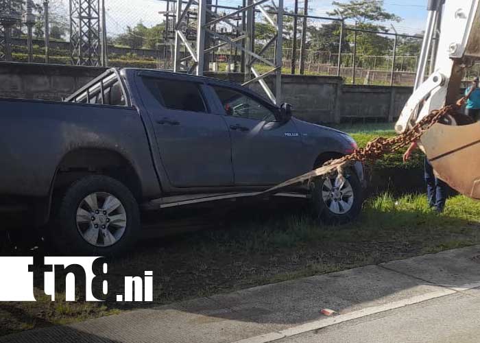 Foto: Camioneta termina dentro de una alcantarilla en Matiguás / TN8