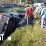 Foto: Camioneta termina dentro de una alcantarilla en Matiguás / TN8
