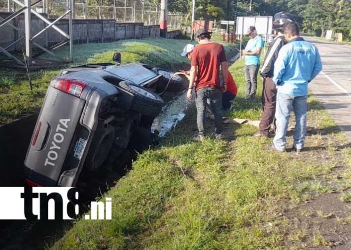 Foto: Camioneta termina dentro de una alcantarilla en Matiguás / TN8