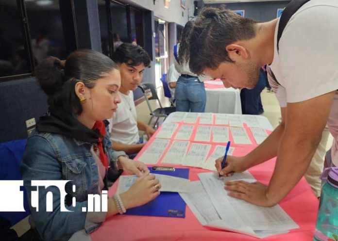 Foto: Entrega de becas universitarias en la UNAN-Managua / TN8