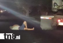 ¡Increíble! Furgonero se queda dormido en medio de la carretera en Rivas (VIDEO) Foto: Extraño incidente con conductor de furgón en Rivas / TN8