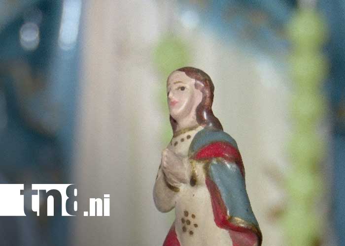 Foto: Devoción a La Gritería, por parte de Doña Juana