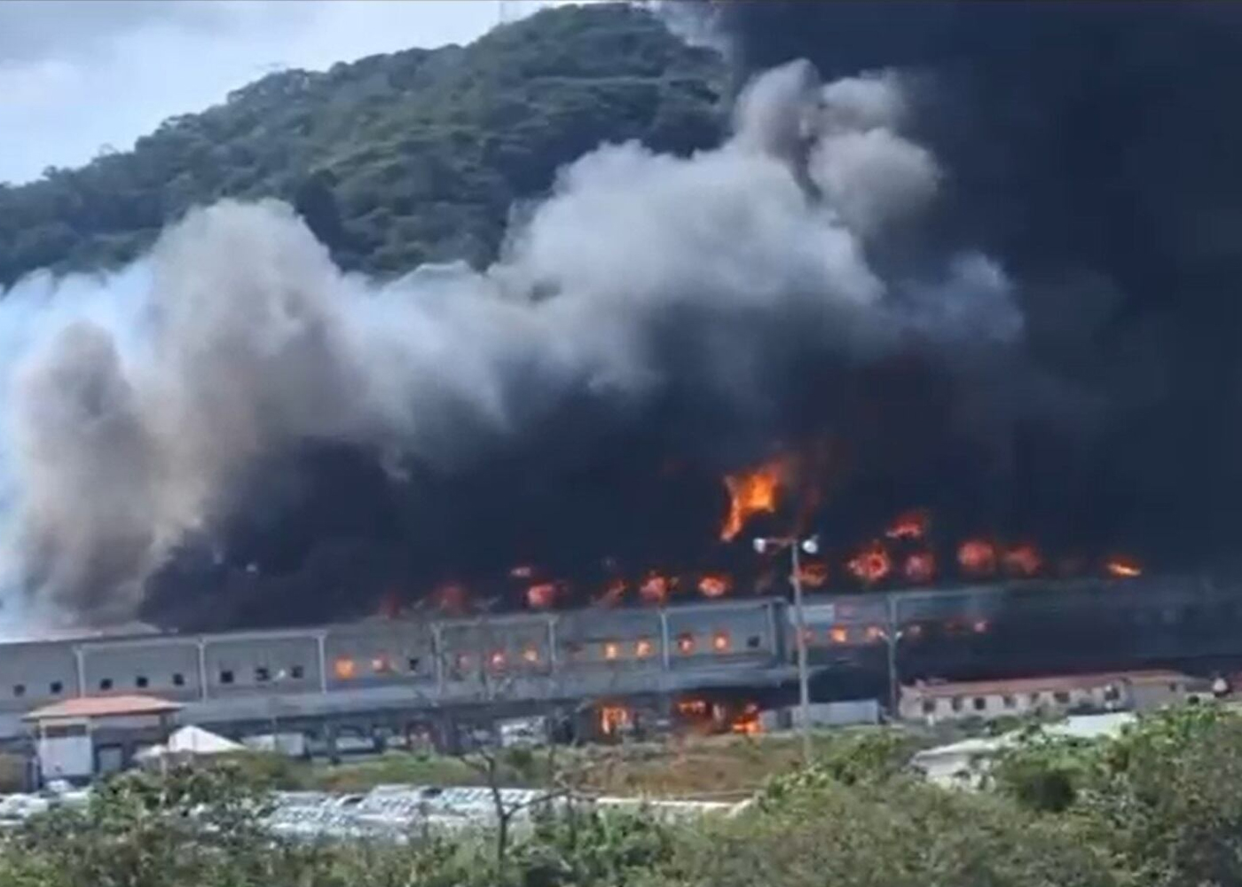 Foto: Bodega de 10 mil m² arde en llamas en Costa Rica /Cortesía