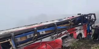 Foto: Aumentan a 21 los muertos por caída de un autobús a un abismo en Ecuador /Cortesía