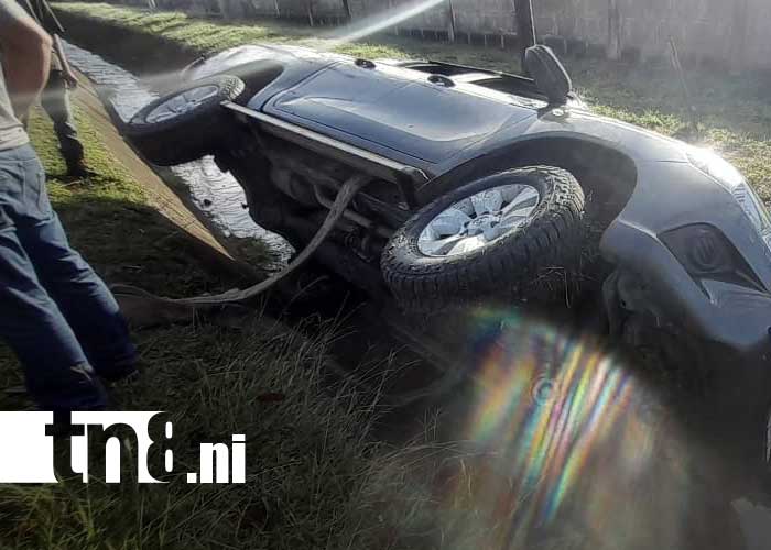 Foto: Camioneta termina dentro de una alcantarilla en Matiguás / TN8