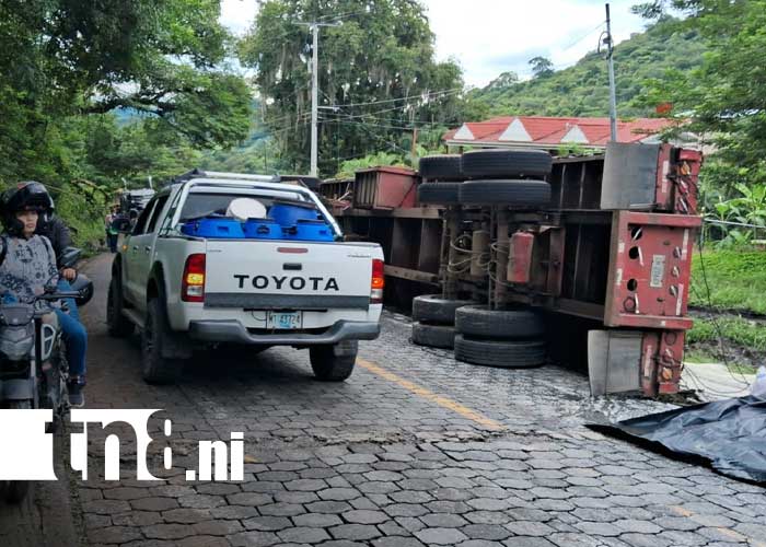 Foto: Accidente con camión lleno de arroz en trayecto San Ramón - Matagalpa / TN8