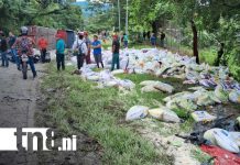 Arroz por el suelo: rastra se vuelca y genera pérdidas millonarias en Matagalpa Foto: Accidente con camión lleno de arroz en trayecto San Ramón - Matagalpa / TN8