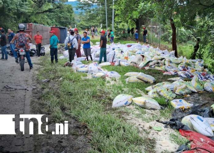 Foto: Accidente con camión lleno de arroz en trayecto San Ramón - Matagalpa / TN8 Foto: Accidente con camión lleno de arroz en trayecto San Ramón - Matagalpa / TN8