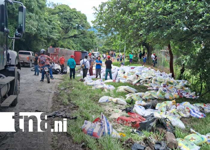 Foto: Accidente con camión lleno de arroz en trayecto San Ramón - Matagalpa / TN8