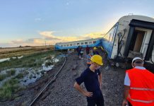 Tren descarrila en la capital Argentina: 20 heridos y pánico entre los pasajeros Foto: Descarrila un tren en Buenos Aires, Argentina /Cortesía