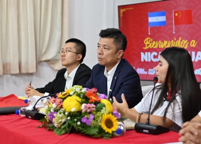 Foto: Embajador Qu Yuhui visita Ministerio de la Juventud/ Cortesía