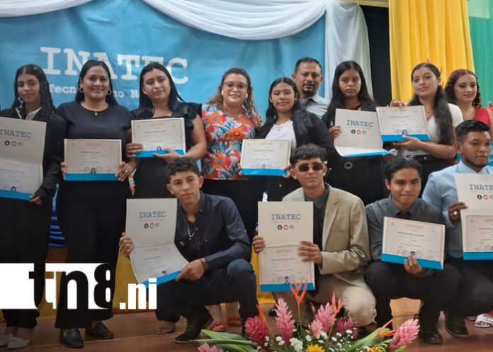 1 Foto: Graduados celebran con orgullo su logro académico en Matagalpa/TN8