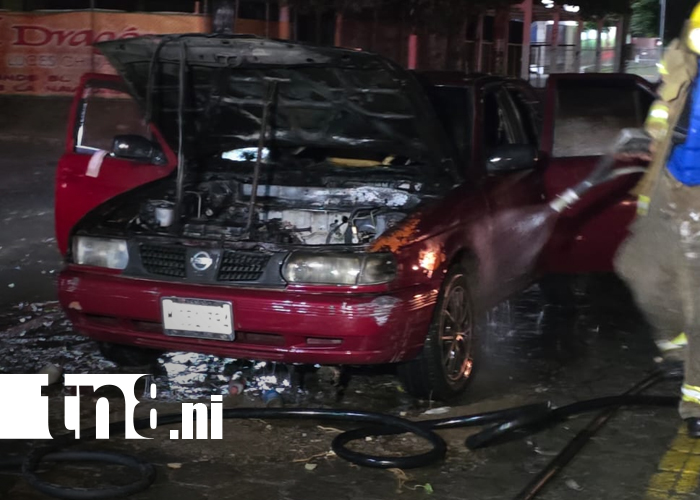 Foto: ¡Momentos de pánico! Vehículo toma fuego y pasajeros logran salir ilesos en Managua/TN8