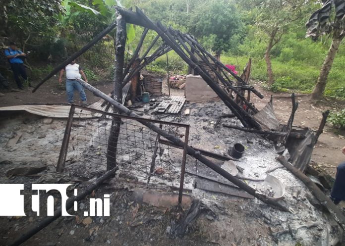 Foto: Incendio consume vivienda en Las Uvas y alerta a Bomberos Unidos de Jalapa/TN8