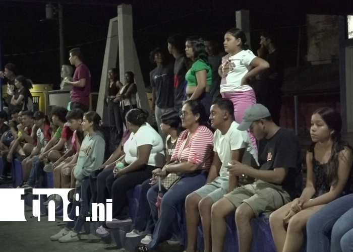 Foto: Carnaval de bandas rítmicas y comparsa en Nandaime recibiendo el mes de diciembre/TN8