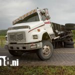 Camión cargado de ganado queda semivolcado en carretera Juigalpa – Puerto Díaz Foto: Camión cargado de ganado queda semivolcado en carretera Juigalpa – Puerto Díaz/TN8