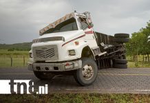 Foto: Camión cargado de ganado queda semivolcado en carretera Juigalpa – Puerto Díaz/TN8