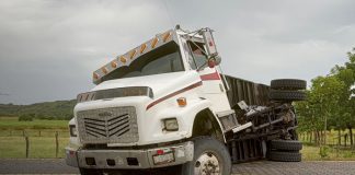 Foto: Camión cargado de ganado queda semivolcado en carretera Juigalpa – Puerto Díaz/TN8