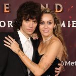 Foto: Miley Cyrus Muestra su Anillo de Diamantes/ Cortesía