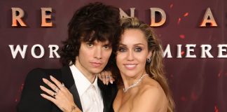 Foto: Miley Cyrus Muestra su Anillo de Diamantes/ Cortesía