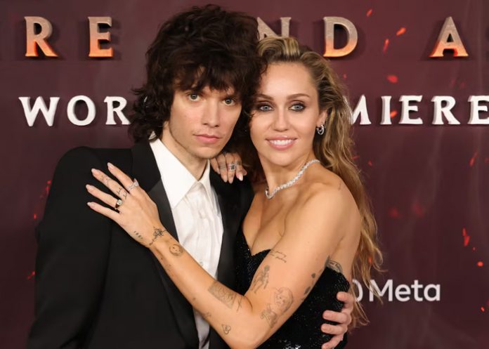 Foto: Miley Cyrus Muestra su Anillo de Diamantes/ Cortesía