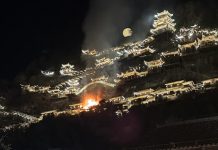 Foto:Bomberos controlan incendio en área turística de China/cortesía