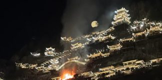 Foto:Bomberos controlan incendio en área turística de China/cortesía