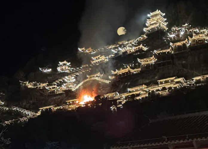 Foto:Bomberos controlan incendio en área turística de China/cortesía