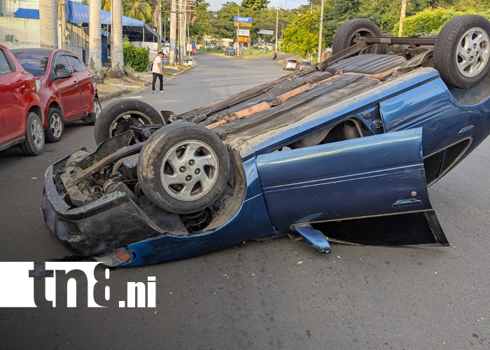 Foto: Accidente en Managua: vehículo volcó tras chocar con autos estacionados/TN8