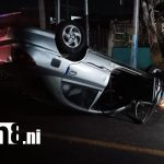 Foto: Vehículo vuelca en Bolonia tras impactar contra un árbol, conductor presuntamente ebrio/TN8