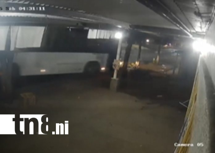Foto: Pudo ser una tragedia en Managua: bus sin control, alcohol y fuga en plena madrugada/TN8