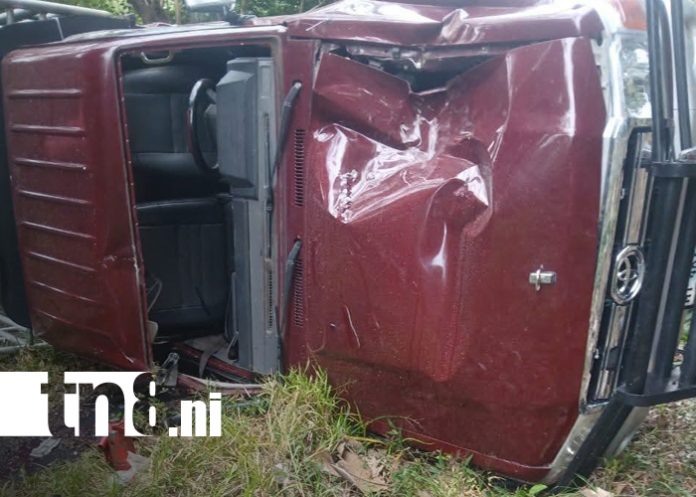 Foto: Camioneta vuelca por desperfecto mecánico en Esquipulas, Matagalpa/TN8