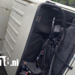 Foto: Camión se vuelca en peligrosa curva rumbo a Santo Tomás/TN8