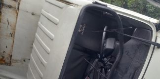 Foto: Camión se vuelca en peligrosa curva rumbo a Santo Tomás/TN8